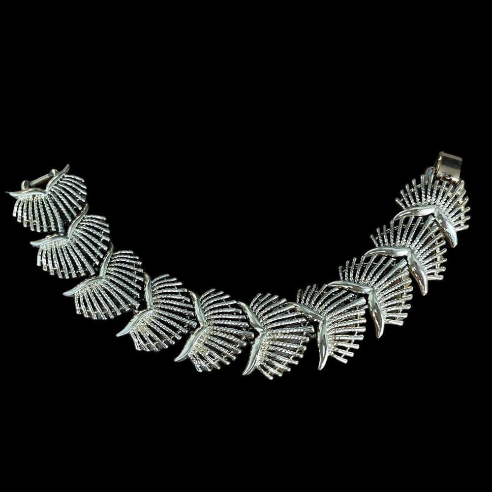 Coro Pegasus Textured Openwork Panel Link Fishbone Fan Shaped Bracelet 7" 1950’s